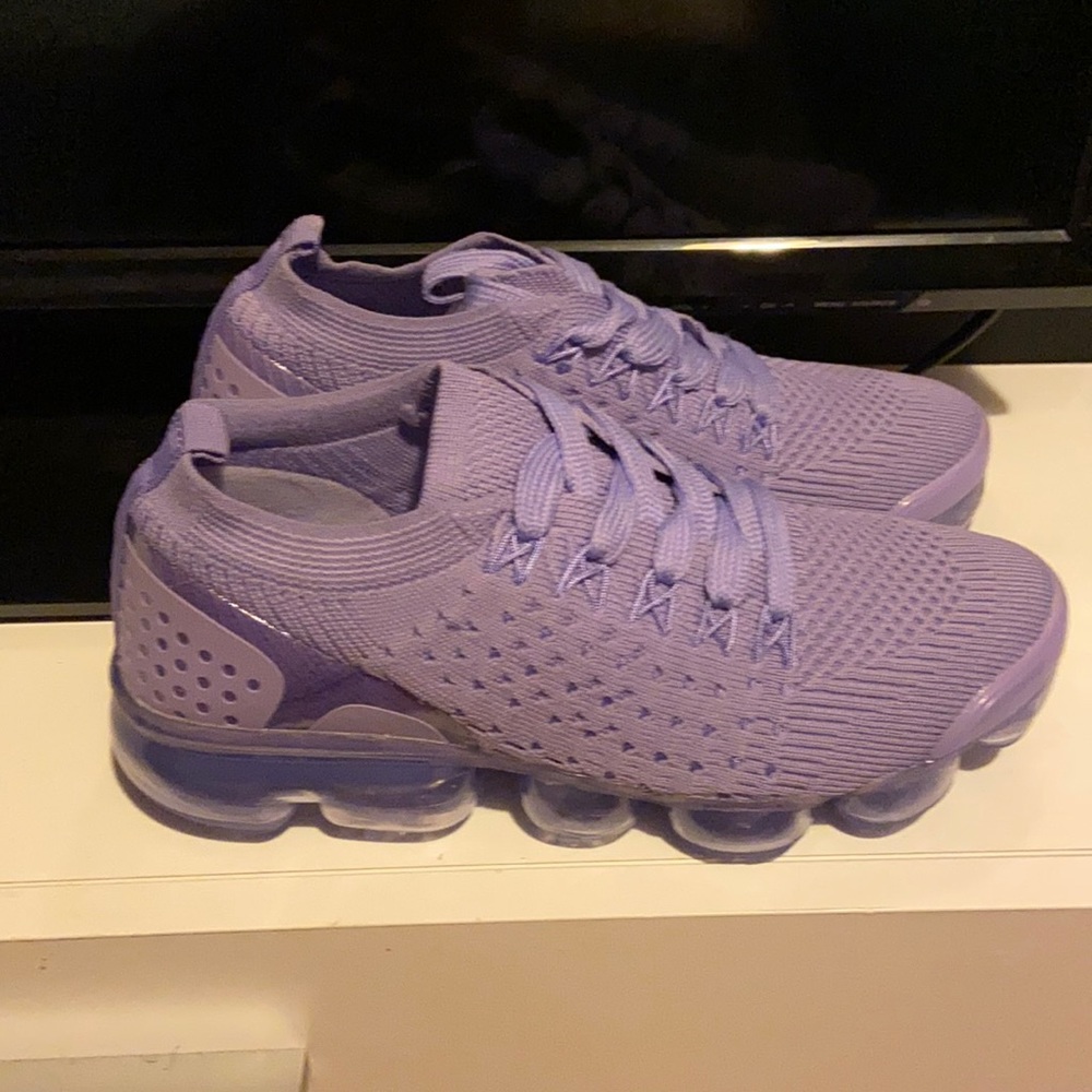 Lavender little girl sneakers. da tag says size 5